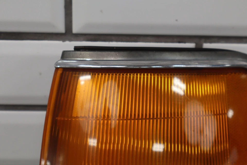 Luz de señal de giro montada en el guardabarros izquierdo Toyota LandCruiser 1991-1998 Foto 2 de 4