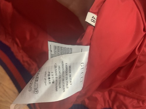 GUCCI Chaqueta Chaleco con Capucha Plumón de Ganso Rojo con Logotipo de Serpiente Bordado 48 Euro Mediano - Imagen 5 de 7