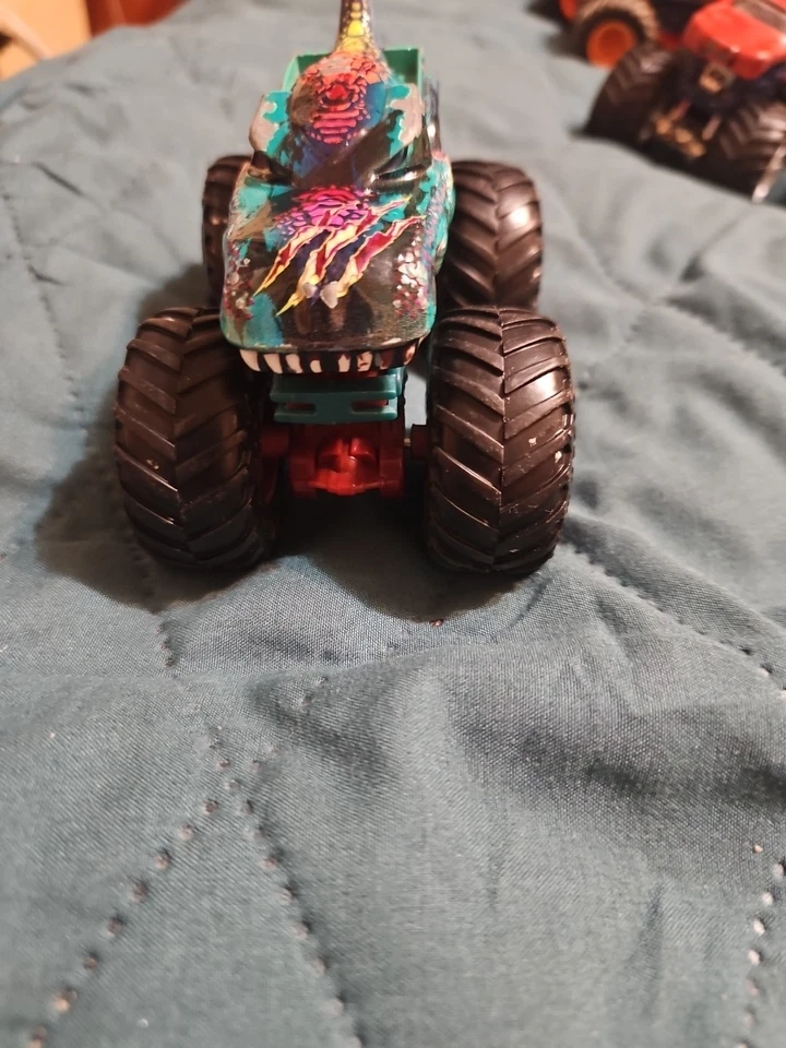 Monster Truck Mega Wrex verde/arco iris 1:64 Hot Wheels Foto 4 de 4