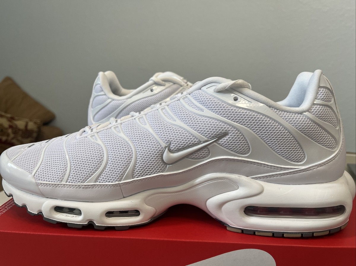 Nike Air Max Plus Triple White Black Cool Grey 604133-139 Nike Air Max Plus Triple White Black Cool Grey 604133-139