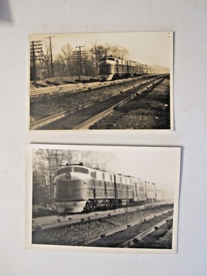 2 alte Fotos eines PERSONENZUGES - HAUTNAH & IN DER FERNE
