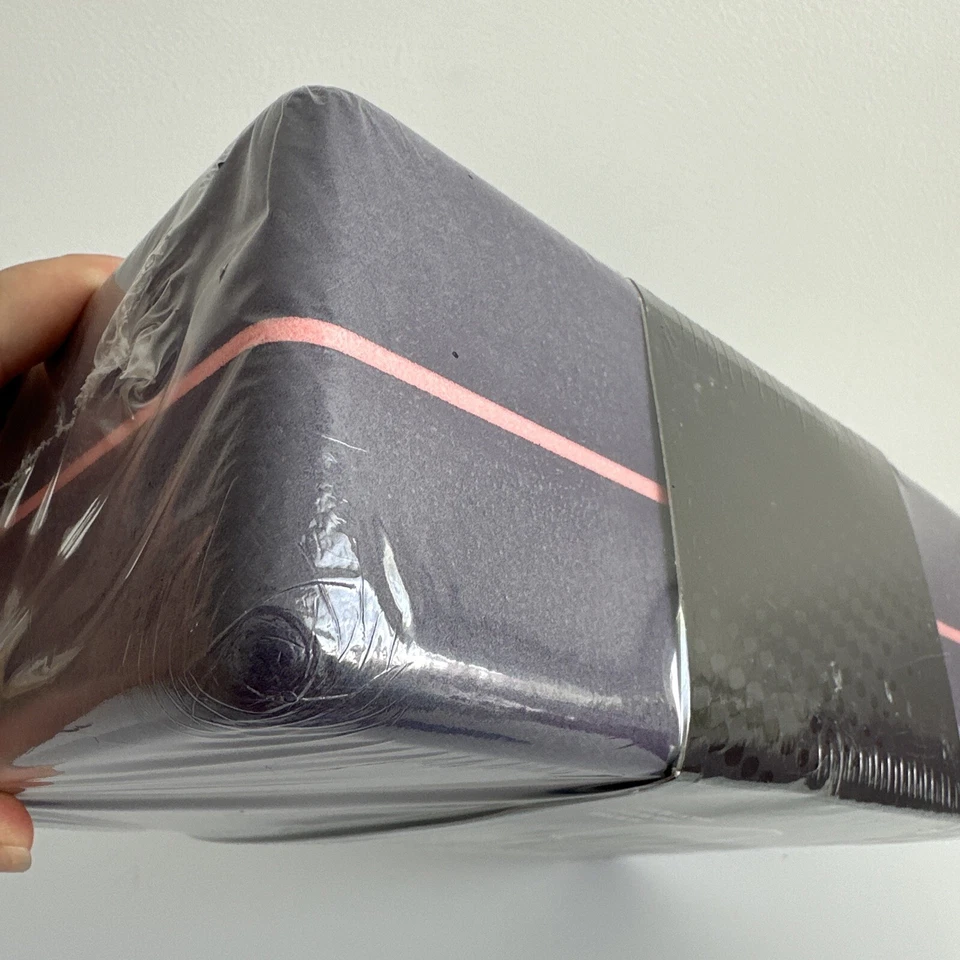 Bloque de posicionamiento elástico a rayas rosas púrpura Nike Essential Yoga Block Foto 4 de 4