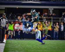 Zach Ertz Hurdle vs Cowboys Philadelphia Eagles 8x10 NFL Football Photo