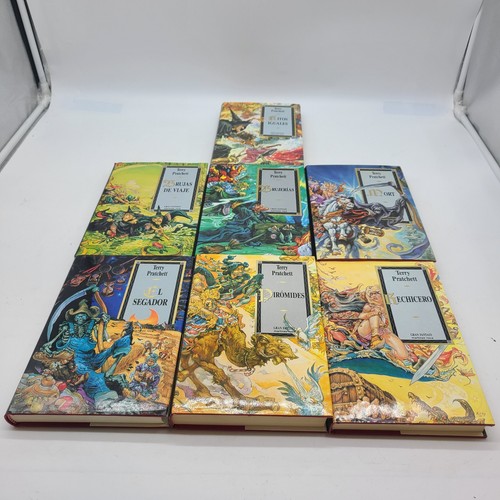 Terry Pratchett - Lot Of 7 HC Adventure Novels Written in Spanish Vintage 1990s - Picture 1 of 11