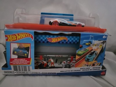 Hot Wheels Toy Cars & Track Set Race Case Playset with Vehicle in 1:64 Scale