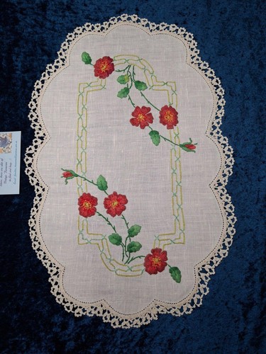 Wonderful Briar Dog Roses & Bud Vintage Hand Embroidered Centrepiece - Picture 10 of 10