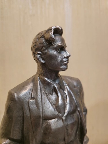 Soviet USSR Vintage Statuette poet MAYAKOVSKY V.V., alloy - Picture 12 of 16