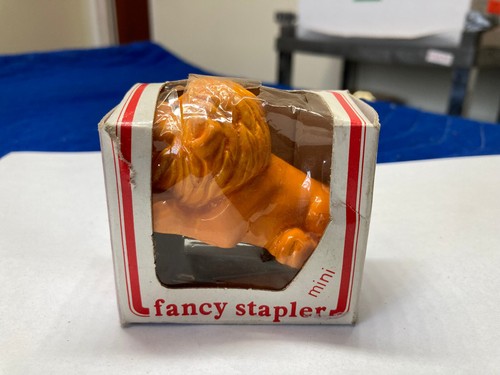 SUMINISTRO DE OFICINA MINI GRAPADORA CERÁMICA LEÓN RUGIENTE REGALO (TCPL) - Imagen 7 de 7
