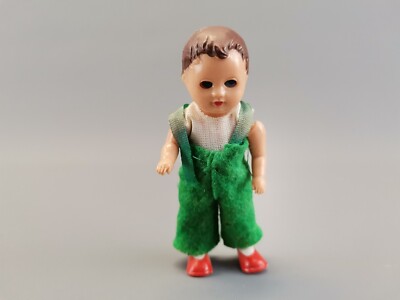 antike Mini ARI Puppe Junge mit grüner Träger Hose  9 cm Puppenstube Spielzeug