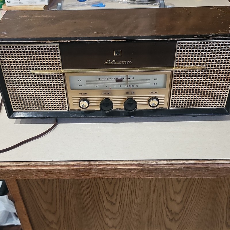 Vintage Delmonico Electric Tube Radio Model TFM-99U Victor Co Japan turns on