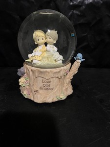 Enesco Precious Moments Musical Snow Globe "Love One Another" Couple Round