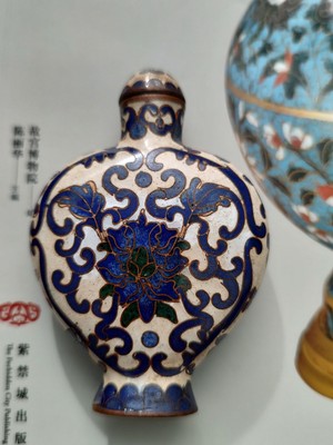 清乾隆景泰蓝珐琅彩抱月瓶式鼻烟壶Antique Qianlong Cloisonne Green
