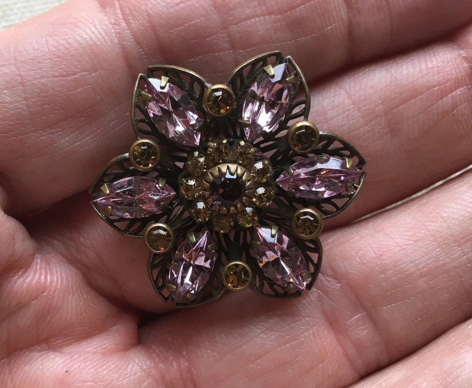 Prendedor Liz Palacios Flor Cristal Pastel Swarovski Steampunk Victoriano Gótico 1.25 Foto 2 de 4