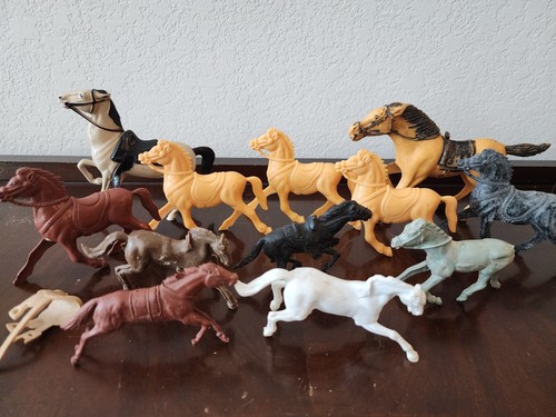 Vintage Konvolut 12 Spielzeug Kunststoff Pferde & Sattel