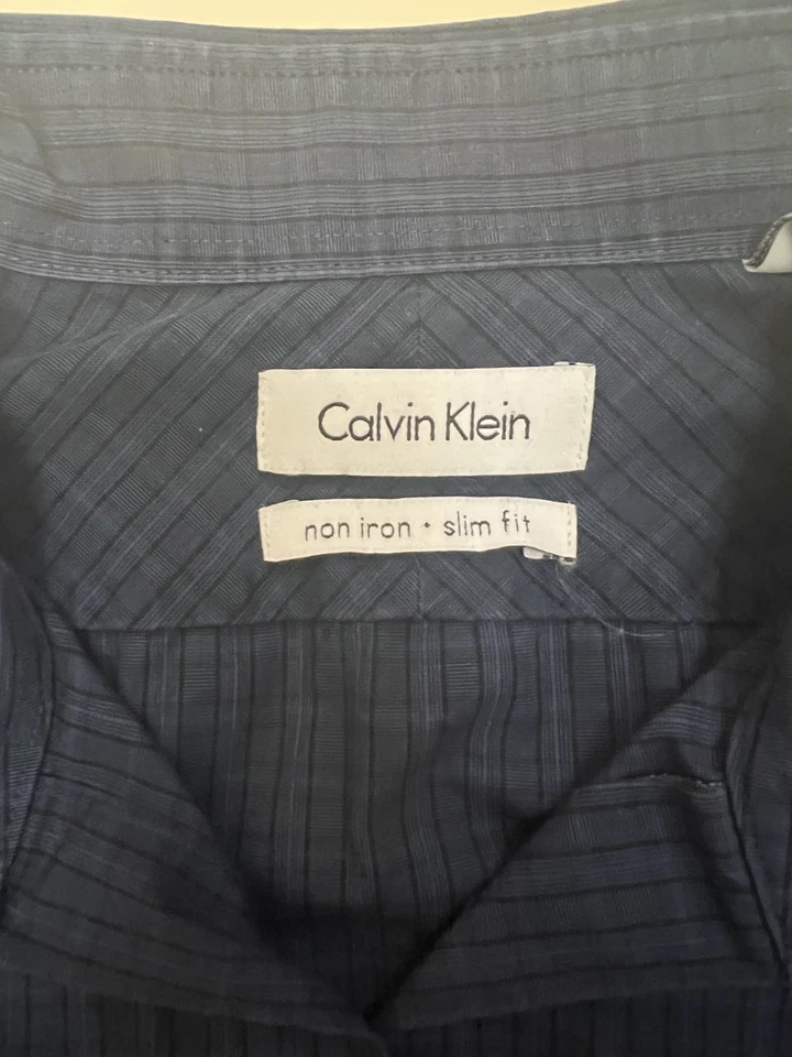 Camisa de vestir mediana Calvin Klein para hombre Camisa ajustada con botones azul marino Foto 2 de 4