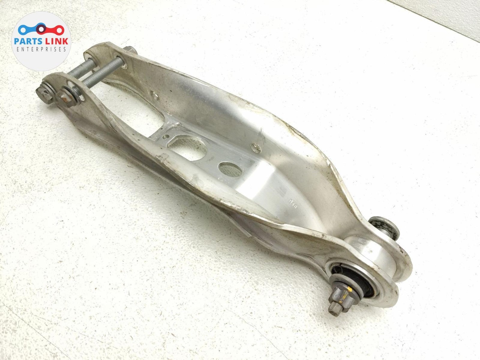 2016-20 BENTLEY BENTAYGA REAR RIGHT LOWER CONTROL ARM STRUT SEAT COVER ASSY 3K