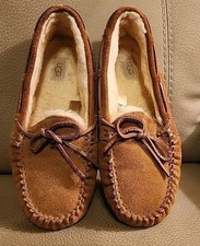 UGG Women/ Kids Size 4 Dakota Moccasin Slippers Chestnut Brown sheepskin suede