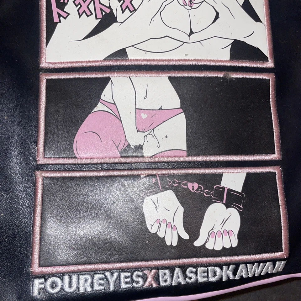 Mini mochila rara iiii FourEyes x Based Kawaii quatro painéis hentai preta rosa - Imagem 3 de 4