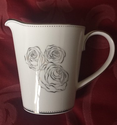 Wedgwood Waterford China Monique L'Huillier New Sunday Rose Krug Milchcreme