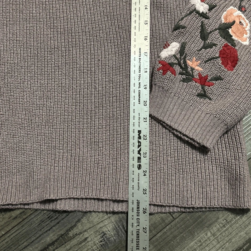 Suéter American Eagle Mujer Medio Púrpura Floral Bordado Cuello en V Foto 4 de 4