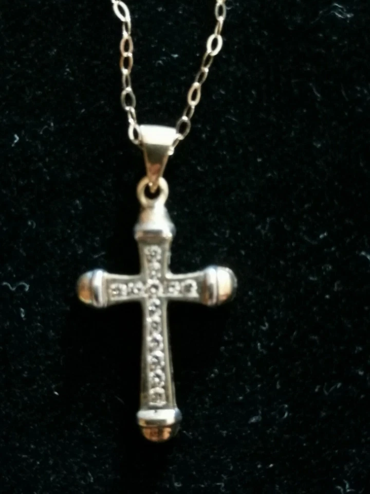 Catenina in oro 9 kt e pendente in oro giallo 9 kt a forma di croce con diamanti - Immagine 2 di 4