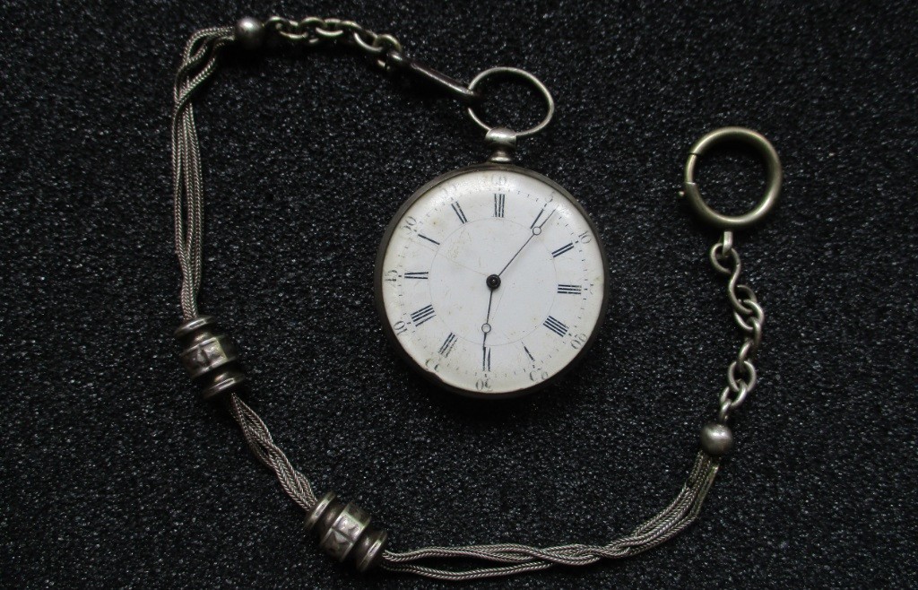 Anciennemontreàgoussetboitierenargentavecsachâtelaine.