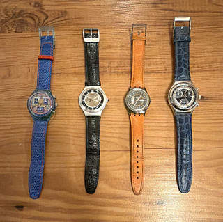 Swatch Konvolut 4x Armbanduhr mit Lederarmband blau/schwarz/braun Modelle