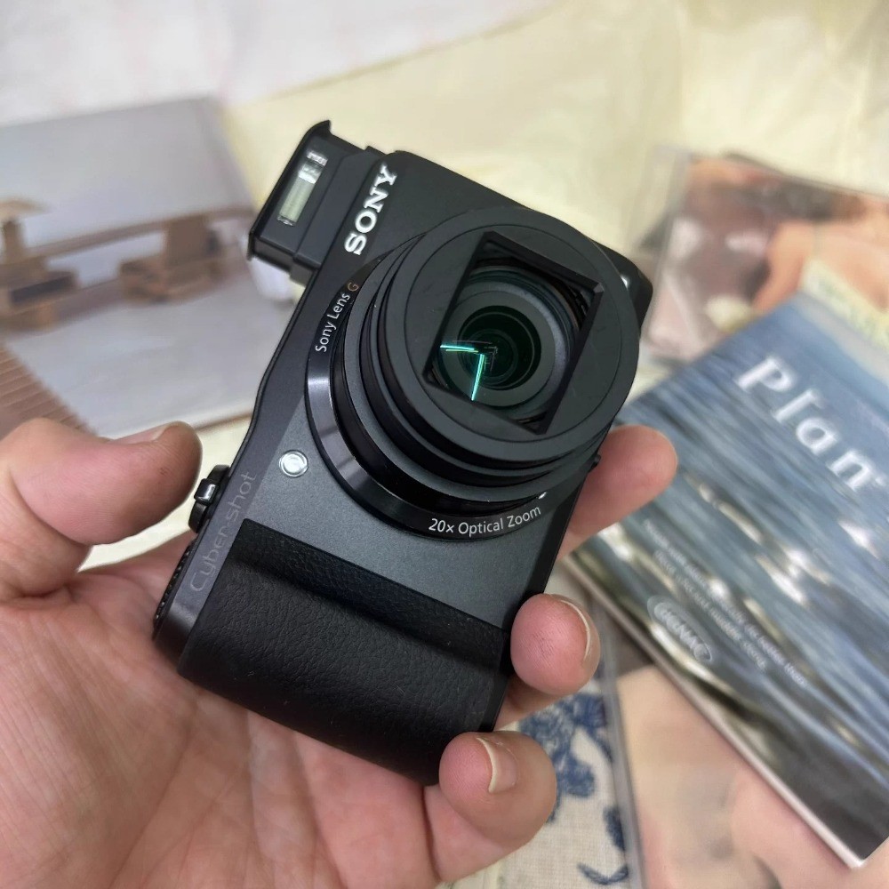 Sony Cyber-shot DSC-HX30/ HX30v Digital Camera 18.2MP 20x Optical