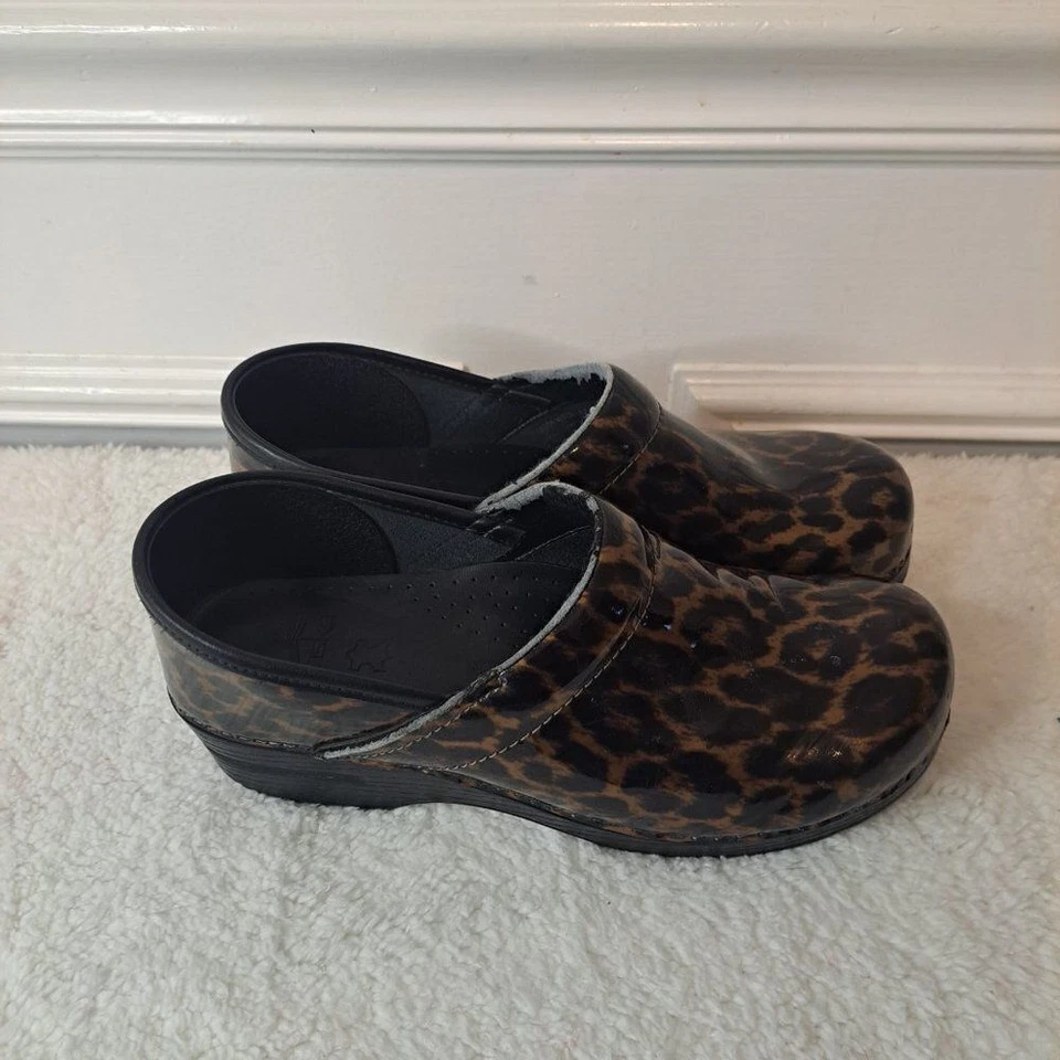 Zuecos Dansko talla 41 (9,5) estampado de leopardo charol zapatos para mujer Foto 2 de 4