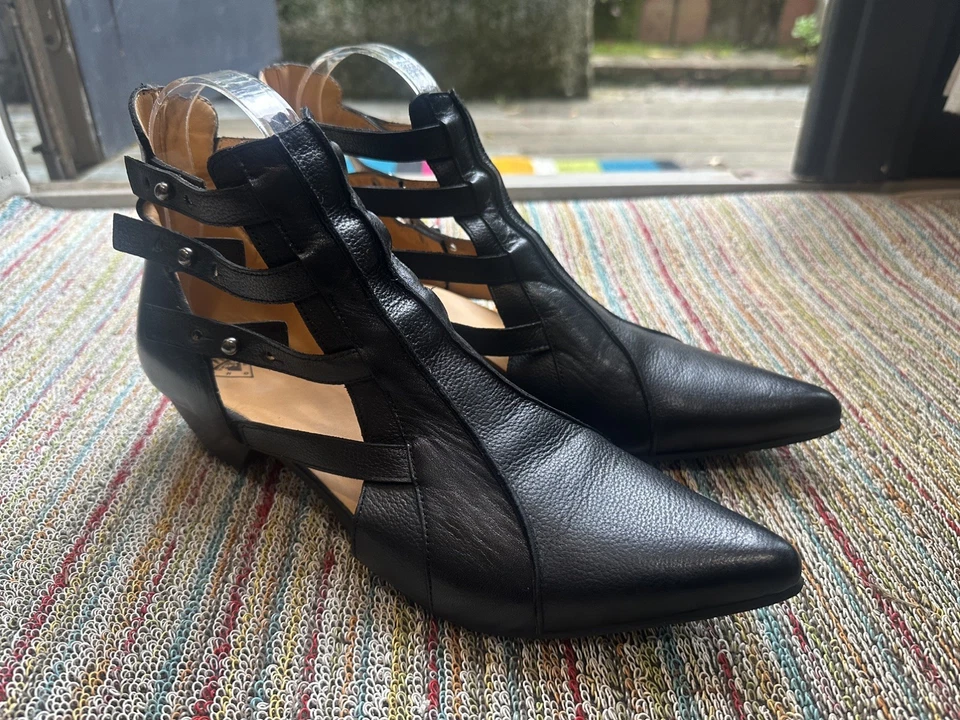 Fluevog EXCELENTE Truth Bekkie botín de cuero negro con tiras con recortes-9/9.5 Foto 2 de 4