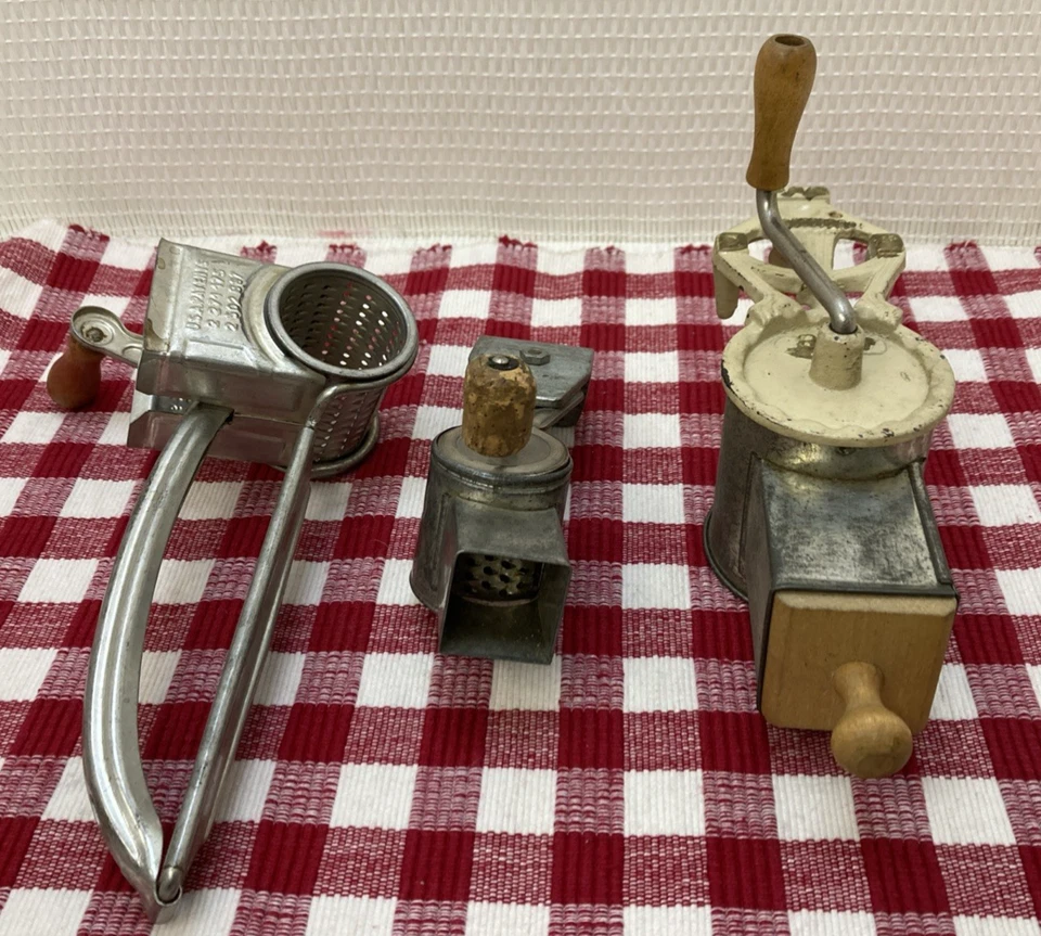 JUEGO DE 3 picadoras/ralladores antiguos de queso y ajo montados en mesa Foto 4 de 4