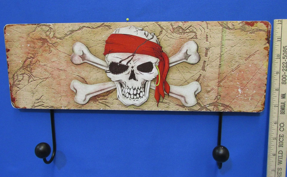 Gold Pirates of the Caribbean Skeleton Mask Eye Patch Pirate Wall Plaque Hooks - Image 2 of 4
