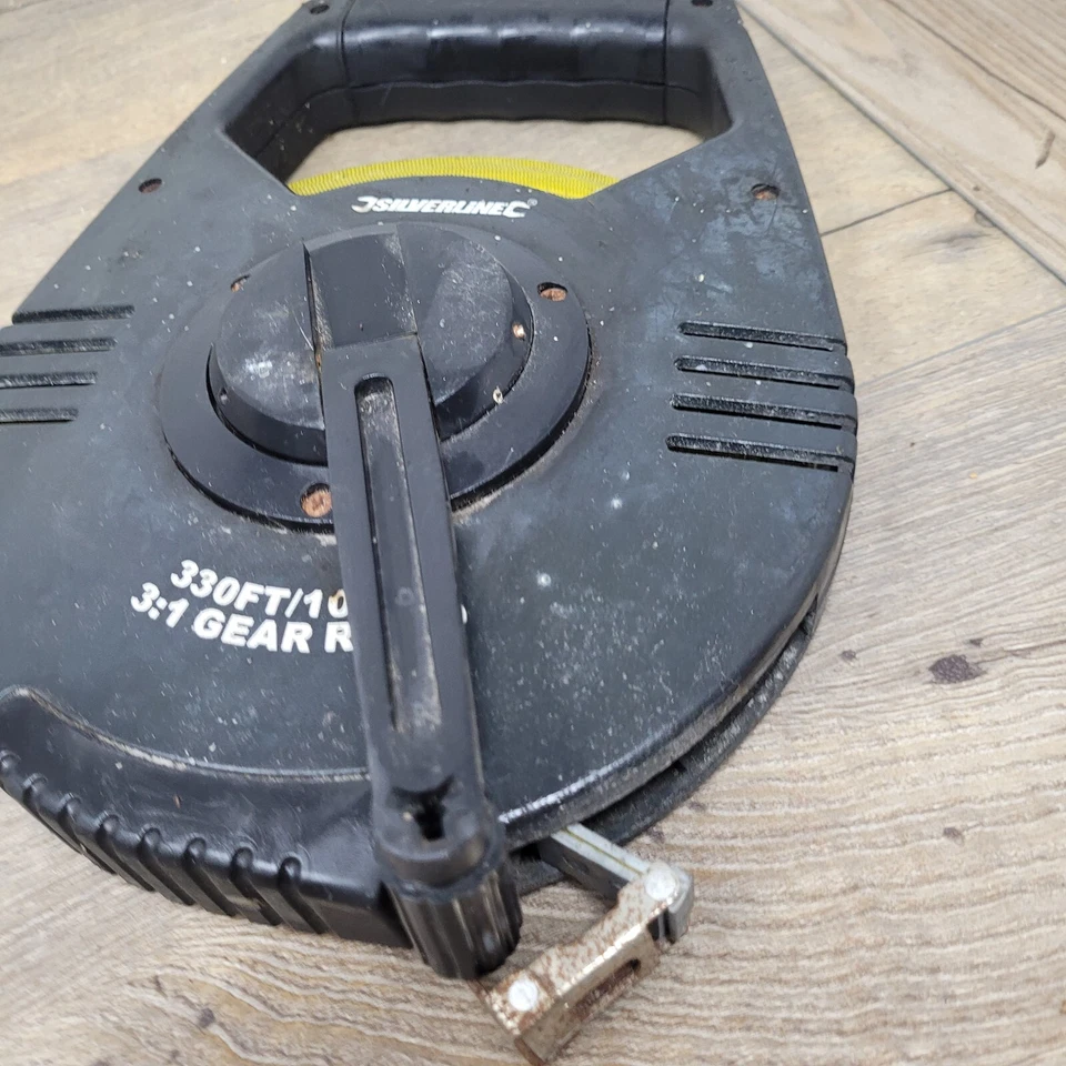 Silverline Black And Yellow Fibreglass Tape Measure 330FT With Handle - Image 3 of 4