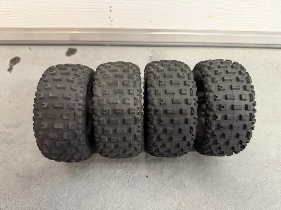 ARRMA 1/8 dBoots Fortress 2.4/3.3 Neumáticos y Ruedas, 17mm Hexagonal, Juego de 4 1/7 BLX Foto 2 de 4