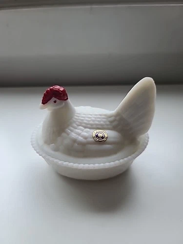 Vintage Westmoreland Milk Glass Hen on Nest Covered Dish 5.5" Original Sticker