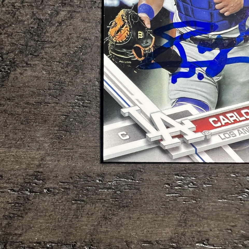 Tarjeta autografiada IP firmada por Topps de Carlos Ruiz 2017 AU DODGERS Foto 4 de 4
