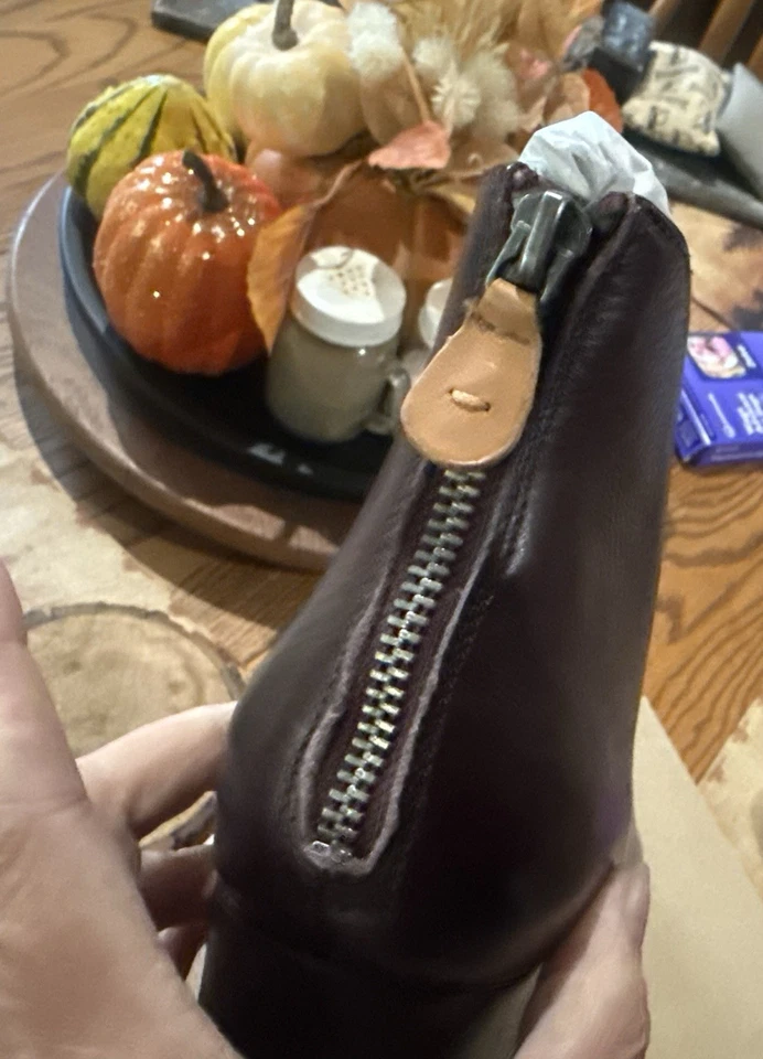 Botas al tobillo Gentle Souls de Kenneth Cole de cuero con cuña Vicki Merlot para mujer 9 Foto 2 de 4