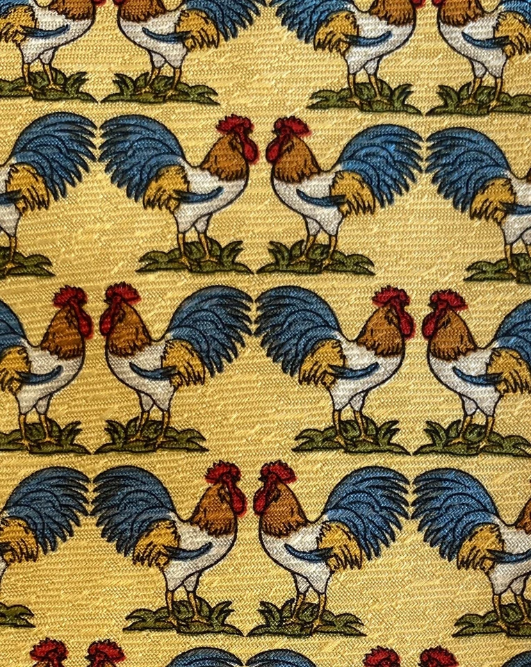 Gravata de seda masculina Paul Fredrick amarela com padrão de galo multicolorido 4X58 em excelente estado usado - Imagem 2 de 4