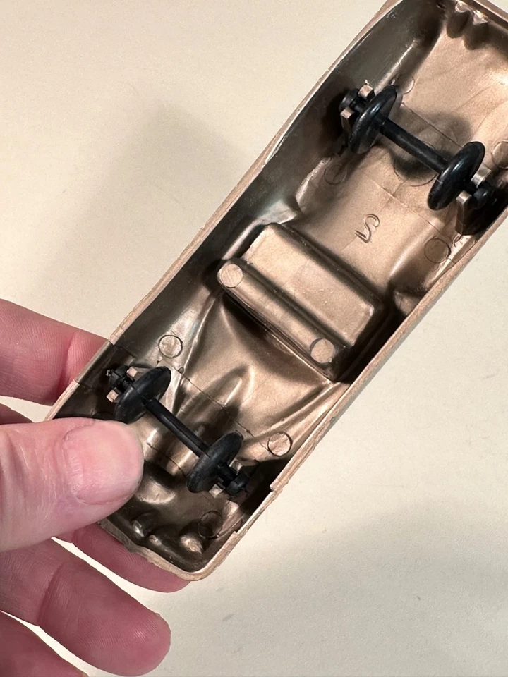 9 Coches espaciales de plástico vintage de los años 50 futuristas del mañana 3 colores - Imagen 3 de 4