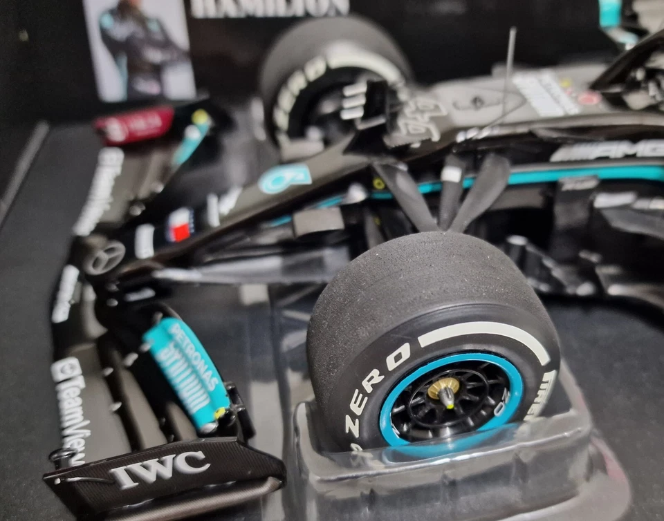 MINICHAMPS SCALA 1:18 MODELLINO AUTO F1 MERCEDES LEWIS HAMILTON INGHILTERRA 2021 - Immagine 4 di 4