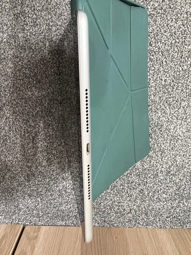 Apple iPad 9th Generation - 64GB - WIFI - Silver - Pristine Condition with Case - Afbeelding 7 van 7