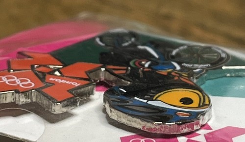 Ciclismo ~ Insignia de prendedor olímpico de pista ~ Juegos de Londres 2012 ~ Mascota Wenlock - Imagen 3 de 6