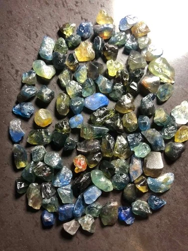 100pcs  225.50ct  GREEN BLUE SAPPHIRE ROUGH NATURAL100% AVERAGE SIZE 2.25ct/pc