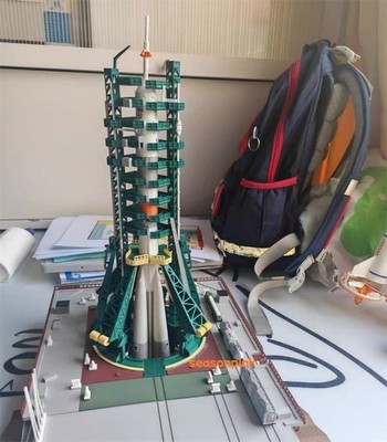 1/144 Russian Soyuz Carry Rocket Launcher Launch Pad Painted Model Set