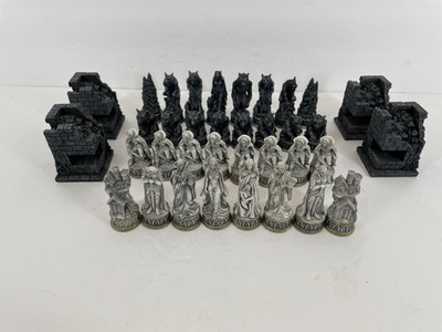 READ Lot 32 Nemesis Now Raised Fantasy Vampire Werewolf CHESS Game Pieces