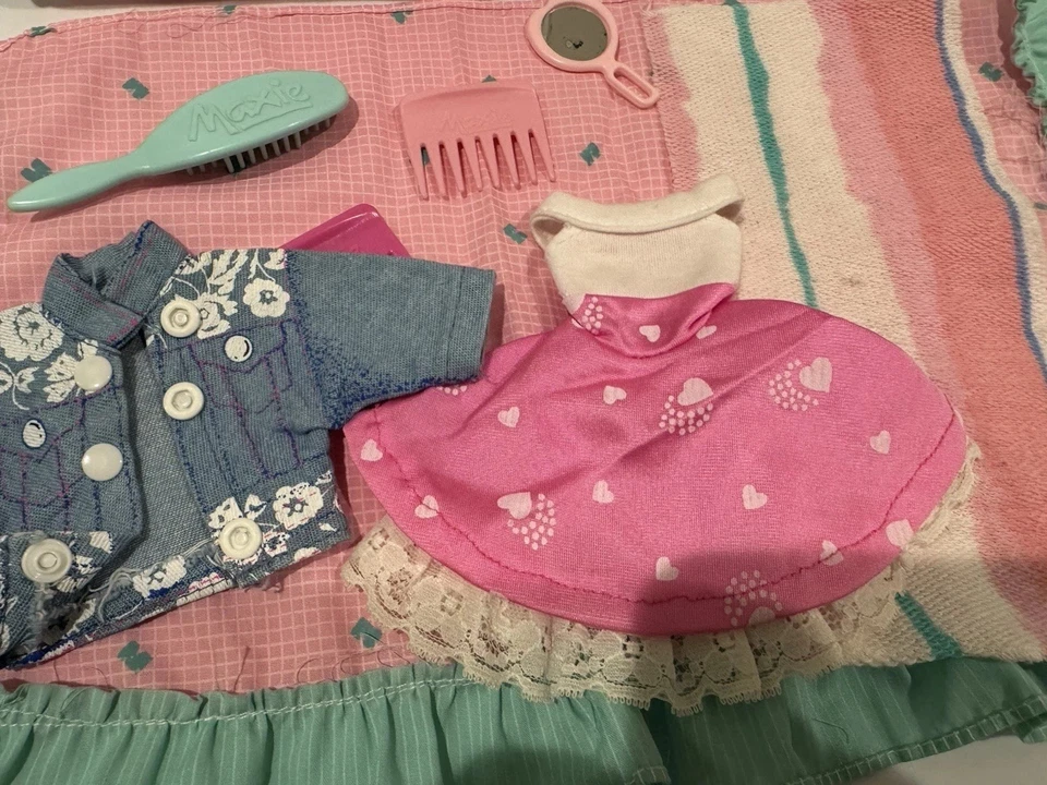 Hasbro Maxie Muñeca Vestido Chaqueta Peines Cepillo Espejo TLC Ropa de Cama y Toalla Foto 3 de 4