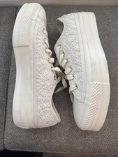 Size 8.5 Women's Converse Chuck Taylor All Star Lift Platform Low Daisy Cord
