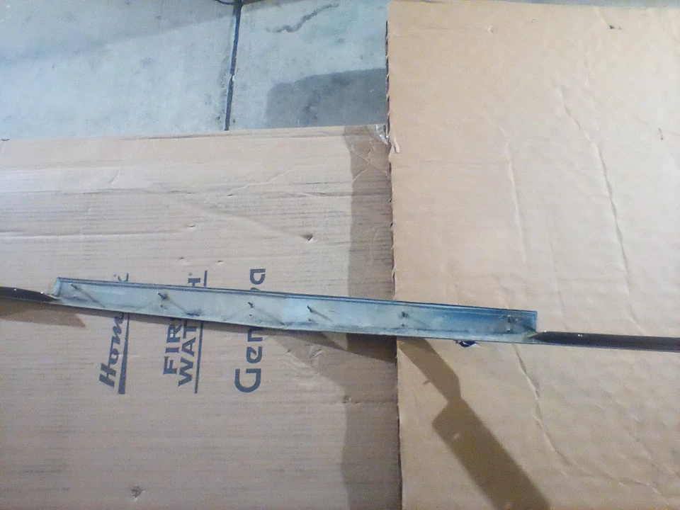 1976-79 Cadillac Sevilha capô dianteiro moldura cromada acabamento lábio fabricante de equipamento original - Imagem 4 de 4