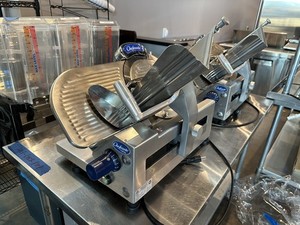 Globe Chefmate GC512 12" Manual Gravity Feed Slicer - 1/3 hp - 120V Tested Used