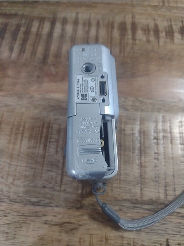 Kodak Easyshare C530 Damage To Battery Cover Untested *Read* - Picture 4 of 7